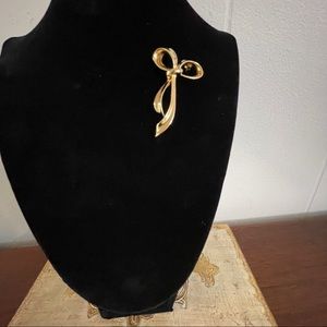 Beautiful vintage gold tone ribbon shaped brooch. EUC. No stamp marks.